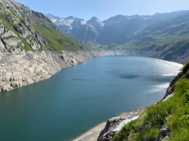 Yapay rezervuar gölü Lago di Lucendro ya da St. Gotthard Geçidi 'nin İsviçre alp bölgesinde Lucendro Gölü (Gotthard Geçidi), Airolo - Ticino Kantonu (Tessin), İsviçre (Schweiz)