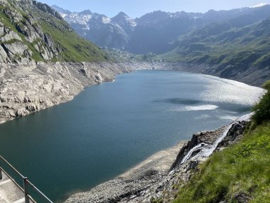 Yapay rezervuar gölü Lago di Lucendro ya da St. Gotthard Geçidi 'nin İsviçre alp bölgesinde Lucendro Gölü (Gotthard Geçidi), Airolo - Ticino Kantonu (Tessin), İsviçre (Schweiz)