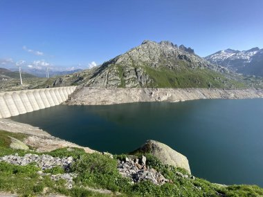 Yapay rezervuar gölü Lago di Lucendro ya da St. Gotthard Geçidi 'nin İsviçre alp bölgesinde Lucendro Gölü (Gotthard Geçidi), Airolo - Ticino Kantonu (Tessin), İsviçre (Schweiz)