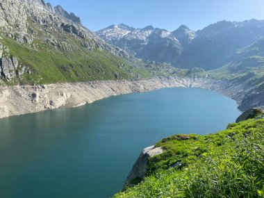 Yapay rezervuar gölü Lago di Lucendro ya da St. Gotthard Geçidi 'nin İsviçre alp bölgesinde Lucendro Gölü (Gotthard Geçidi), Airolo - Ticino Kantonu (Tessin), İsviçre (Schweiz)