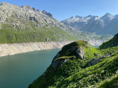 Yapay rezervuar gölü Lago di Lucendro ya da St. Gotthard Geçidi 'nin İsviçre alp bölgesinde Lucendro Gölü (Gotthard Geçidi), Airolo - Ticino Kantonu (Tessin), İsviçre (Schweiz)