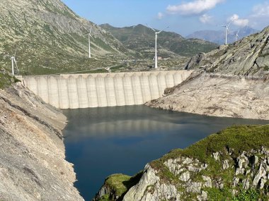 Yapay rezervuar gölü Lago di Lucendro ya da St. Gotthard Geçidi 'nin İsviçre alp bölgesinde Lucendro Gölü (Gotthard Geçidi), Airolo - Ticino Kantonu (Tessin), İsviçre (Schweiz)