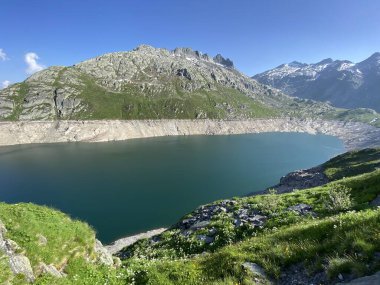 Yapay rezervuar gölü Lago di Lucendro ya da St. Gotthard Geçidi 'nin İsviçre alp bölgesinde Lucendro Gölü (Gotthard Geçidi), Airolo - Ticino Kantonu (Tessin), İsviçre (Schweiz)