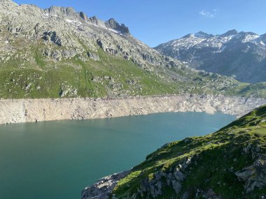 Yapay rezervuar gölü Lago di Lucendro ya da St. Gotthard Geçidi 'nin İsviçre alp bölgesinde Lucendro Gölü (Gotthard Geçidi), Airolo - Ticino Kantonu (Tessin), İsviçre (Schweiz)