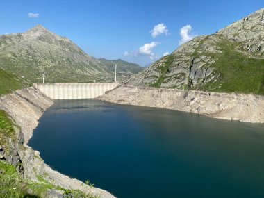 Yapay rezervuar gölü Lago di Lucendro ya da St. Gotthard Geçidi 'nin İsviçre alp bölgesinde Lucendro Gölü (Gotthard Geçidi), Airolo - Ticino Kantonu (Tessin), İsviçre (Schweiz)