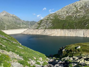 Yapay rezervuar gölü Lago di Lucendro ya da St. Gotthard Geçidi 'nin İsviçre alp bölgesinde Lucendro Gölü (Gotthard Geçidi), Airolo - Ticino Kantonu (Tessin), İsviçre (Schweiz)