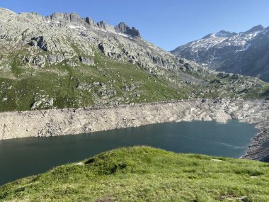 Yapay rezervuar gölü Lago di Lucendro ya da St. Gotthard Geçidi 'nin İsviçre alp bölgesinde Lucendro Gölü (Gotthard Geçidi), Airolo - Ticino Kantonu (Tessin), İsviçre (Schweiz)