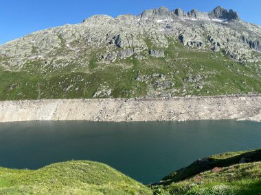 Yapay rezervuar gölü Lago di Lucendro ya da St. Gotthard Geçidi 'nin İsviçre alp bölgesinde Lucendro Gölü (Gotthard Geçidi), Airolo - Ticino Kantonu (Tessin), İsviçre (Schweiz)
