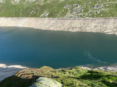 Yapay rezervuar gölü Lago di Lucendro ya da St. Gotthard Geçidi 'nin İsviçre alp bölgesinde Lucendro Gölü (Gotthard Geçidi), Airolo - Ticino Kantonu (Tessin), İsviçre (Schweiz)