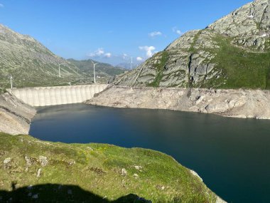 Yapay rezervuar gölü Lago di Lucendro ya da St. Gotthard Geçidi 'nin İsviçre alp bölgesinde Lucendro Gölü (Gotthard Geçidi), Airolo - Ticino Kantonu (Tessin), İsviçre (Schweiz)