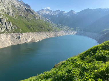 Yapay rezervuar gölü Lago di Lucendro ya da St. Gotthard Geçidi 'nin İsviçre alp bölgesinde Lucendro Gölü (Gotthard Geçidi), Airolo - Ticino Kantonu (Tessin), İsviçre (Schweiz)