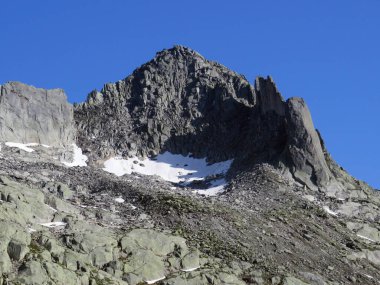 İsviçre 'nin St. Gotthard Geçidi (Gotthard Geçidi) dağlık bölgesinde bulunan Lago di Lucendro gölünün üzerindeki Pizzo della Valletta (2726 m) tepesi, Airolo - Ticino Kantonu (Tessin), İsviçre / Schweiz