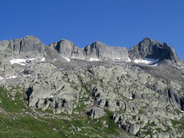 İsviçre 'nin St. Gotthard Geçidi (Gotthard Geçidi) dağlık bölgesinde bulunan Lago di Lucendro gölünün üzerindeki Pizzo della Valletta (2726 m) tepesi, Airolo - Ticino Kantonu (Tessin), İsviçre / Schweiz