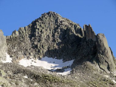 İsviçre 'nin St. Gotthard Geçidi (Gotthard Geçidi) dağlık bölgesinde bulunan Lago di Lucendro gölünün üzerindeki Pizzo della Valletta (2726 m) tepesi, Airolo - Ticino Kantonu (Tessin), İsviçre / Schweiz