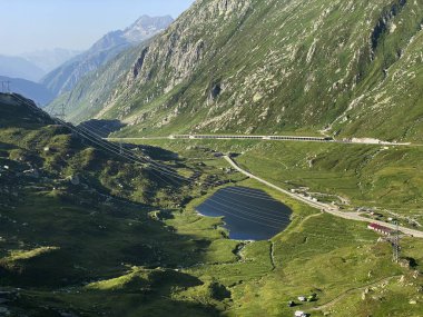 Saint Gotthard Geçidi 'nin İsviçre alp bölgesinde (Gotthard Geçidi) Lago di Rodont Gölü' nde (Rodont Gölü) yaz atmosferi, Airolo - Ticino Kantonu (Tessin), İsviçre (Schweiz)