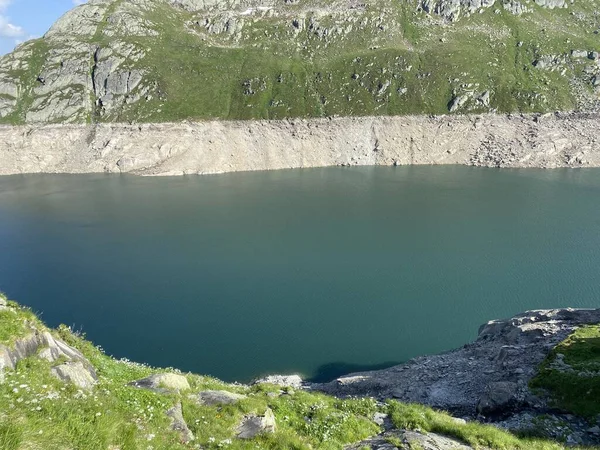 瑞士提契诺州 圣戈塔德山口瑞士高山地区的人造水库湖Lago Lucendro或累积湖Lucendro 戈塔德关口 — 图库照片