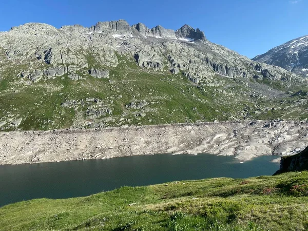 瑞士提契诺州 圣戈塔德山口瑞士高山地区的人造水库湖Lago Lucendro或累积湖Lucendro 戈塔德关口 — 图库照片