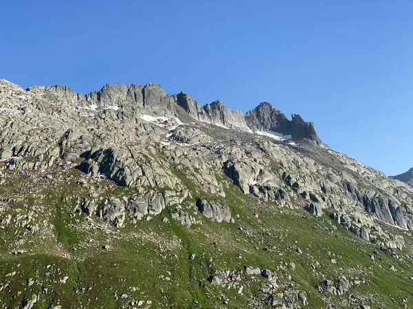 瑞士提契诺州 Tessin 圣戈塔德山口 Gotthardpass 瑞士山区Lago Lucendro水库湖上的高山岩石峰Pizzo Della Valletta 2726米 — 图库照片