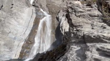 Aua dil Mer Şelaleleri veya Aua dil Mer Wasserfall (Wasserflle Aua da Fluaz oder Panixersee) Panixersee Gölü (Lag da Pigniu), Pigniu-Panix - İsviçre Grisonlar Kantonu (Kanton Graubnden))