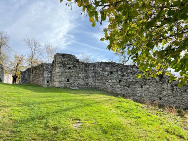 Jorgenberg Şatosu (Joergenberg Şatosu) veya Casti Munt Sogn Gieri (Burgruine Munt Sogn Gieri), Waltensburg - Grisons Kantonu, İsviçre (Kanton Graubuenden, Schweiz)