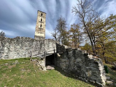 Jorgenberg Şatosu (Joergenberg Şatosu) veya Casti Munt Sogn Gieri (Burgruine Munt Sogn Gieri), Waltensburg - Grisons Kantonu, İsviçre (Kanton Graubuenden, Schweiz)