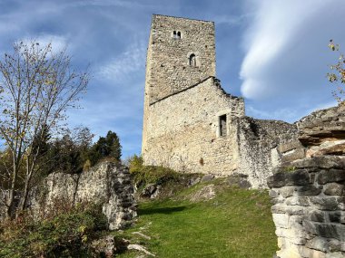 Jorgenberg Şatosu (Joergenberg Şatosu) veya Casti Munt Sogn Gieri (Burgruine Munt Sogn Gieri), Waltensburg - Grisons Kantonu, İsviçre (Kanton Graubuenden, Schweiz)