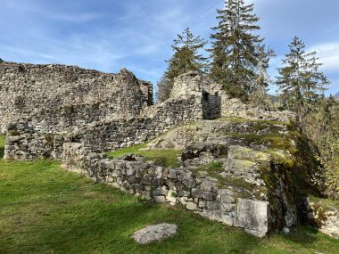 Jorgenberg Şatosu (Joergenberg Şatosu) veya Casti Munt Sogn Gieri (Burgruine Munt Sogn Gieri), Waltensburg - Grisons Kantonu, İsviçre (Kanton Graubuenden, Schweiz)