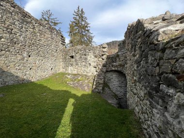 Jorgenberg Şatosu (Joergenberg Şatosu) veya Casti Munt Sogn Gieri (Burgruine Munt Sogn Gieri), Waltensburg - Grisons Kantonu, İsviçre (Kanton Graubuenden, Schweiz)