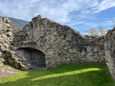 Jorgenberg Şatosu (Joergenberg Şatosu) veya Casti Munt Sogn Gieri (Burgruine Munt Sogn Gieri), Waltensburg - Grisons Kantonu, İsviçre (Kanton Graubuenden, Schweiz)