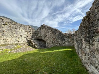 Jorgenberg Şatosu (Joergenberg Şatosu) veya Casti Munt Sogn Gieri (Burgruine Munt Sogn Gieri), Waltensburg - Grisons Kantonu, İsviçre (Kanton Graubuenden, Schweiz)