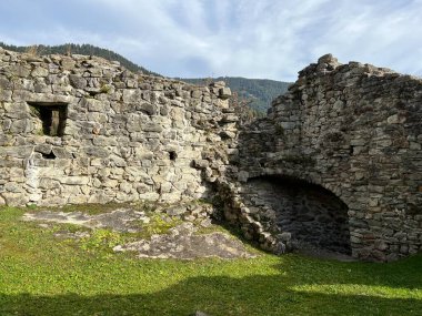 Jorgenberg Şatosu (Joergenberg Şatosu) veya Casti Munt Sogn Gieri (Burgruine Munt Sogn Gieri), Waltensburg - Grisons Kantonu, İsviçre (Kanton Graubuenden, Schweiz)