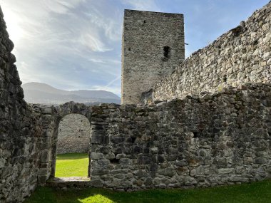 Jorgenberg Şatosu (Joergenberg Şatosu) veya Casti Munt Sogn Gieri (Burgruine Munt Sogn Gieri), Waltensburg - Grisons Kantonu, İsviçre (Kanton Graubuenden, Schweiz)