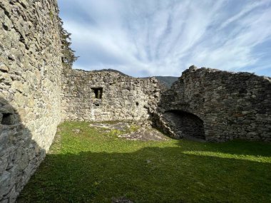 Jorgenberg Şatosu (Joergenberg Şatosu) veya Casti Munt Sogn Gieri (Burgruine Munt Sogn Gieri), Waltensburg - Grisons Kantonu, İsviçre (Kanton Graubuenden, Schweiz)