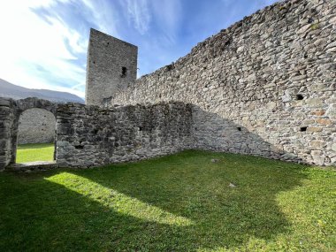 Jorgenberg Şatosu (Joergenberg Şatosu) veya Casti Munt Sogn Gieri (Burgruine Munt Sogn Gieri), Waltensburg - Grisons Kantonu, İsviçre (Kanton Graubuenden, Schweiz)