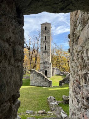 Jorgenberg Şatosu (Joergenberg Şatosu) veya Casti Munt Sogn Gieri (Burgruine Munt Sogn Gieri), Waltensburg - Grisons Kantonu, İsviçre (Kanton Graubuenden, Schweiz)