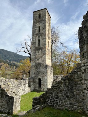 Jorgenberg Şatosu (Joergenberg Şatosu) veya Casti Munt Sogn Gieri (Burgruine Munt Sogn Gieri), Waltensburg - Grisons Kantonu, İsviçre (Kanton Graubuenden, Schweiz)