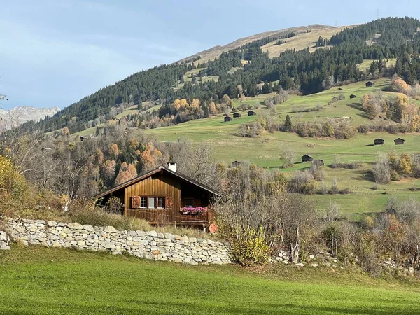 Arquitetura Tradicional Suíça Casas Alpinas Madeira Ambiente Outono Pastagens Montanha — Fotografia de Stock