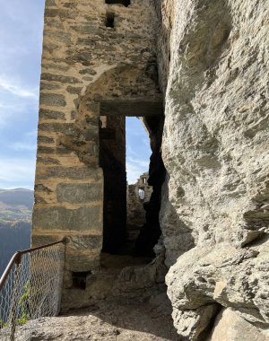 Kropfenstein Şatosu veya Ruine der Burg Kropfenstein oder Hoehlenburg Kropfenstein (Casti Grotta veya Ruina Grotta), Waltensburg - Kanton of Grisons, İsviçre (Kanton Graubuenden, Schweiz)