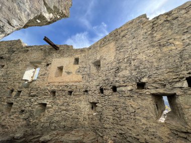 Kropfenstein Şatosu veya Ruine der Burg Kropfenstein oder Hoehlenburg Kropfenstein (Casti Grotta veya Ruina Grotta), Waltensburg - Kanton of Grisons, İsviçre (Kanton Graubuenden, Schweiz)