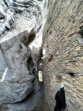 Kropfenstein Şatosu veya Ruine der Burg Kropfenstein oder Hoehlenburg Kropfenstein (Casti Grotta veya Ruina Grotta), Waltensburg - Kanton of Grisons, İsviçre (Kanton Graubuenden, Schweiz)