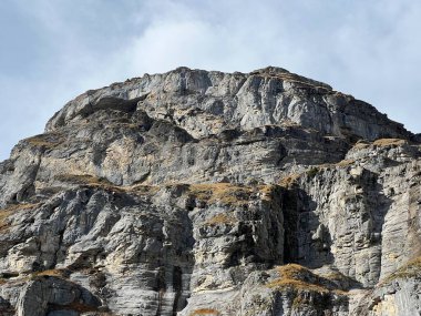 Rocky alp zirvesi Piz Fluaz (2814 m) Panixersee gölünün üzerinde ve Glarus Alpleri dağ kütlesi, Pigniu-Panix - Kanton of Grisons, İsviçre (Kanton Graubuenden, Schweiz)