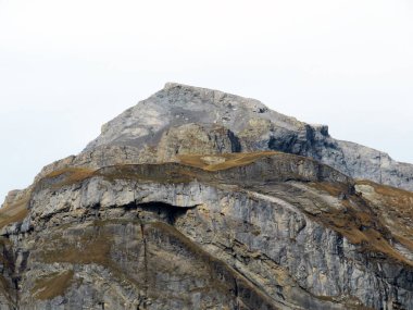 Rocky alp zirvesi Piz Fluaz (2814 m) Panixersee gölünün üzerinde ve Glarus Alpleri dağ kütlesi, Pigniu-Panix - Kanton of Grisons, İsviçre (Kanton Graubuenden, Schweiz)
