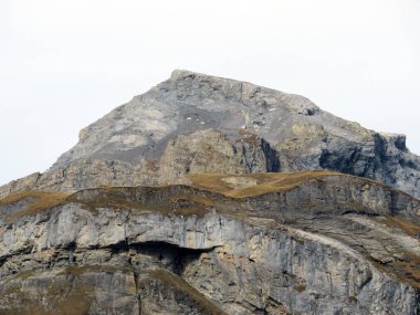 Rocky alp zirvesi Piz Fluaz (2814 m) Panixersee gölünün üzerinde ve Glarus Alpleri dağ kütlesi, Pigniu-Panix - Kanton of Grisons, İsviçre (Kanton Graubuenden, Schweiz)