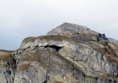 Rocky alp zirvesi Piz Fluaz (2814 m) Panixersee gölünün üzerinde ve Glarus Alpleri dağ kütlesi, Pigniu-Panix - Kanton of Grisons, İsviçre (Kanton Graubuenden, Schweiz)