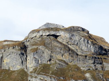 Rocky alp zirvesi Piz Fluaz (2814 m) Panixersee gölünün üzerinde ve Glarus Alpleri dağ kütlesi, Pigniu-Panix - Kanton of Grisons, İsviçre (Kanton Graubuenden, Schweiz)