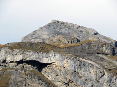 Rocky alp zirvesi Piz Fluaz (2814 m) Panixersee gölünün üzerinde ve Glarus Alpleri dağ kütlesi, Pigniu-Panix - Kanton of Grisons, İsviçre (Kanton Graubuenden, Schweiz)