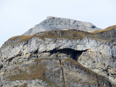 Rocky alp zirvesi Piz Fluaz (2814 m) Panixersee gölünün üzerinde ve Glarus Alpleri dağ kütlesi, Pigniu-Panix - Kanton of Grisons, İsviçre (Kanton Graubuenden, Schweiz)