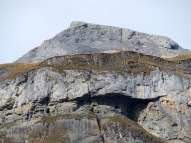 Rocky alp zirvesi Piz Fluaz (2814 m) Panixersee gölünün üzerinde ve Glarus Alpleri dağ kütlesi, Pigniu-Panix - Kanton of Grisons, İsviçre (Kanton Graubuenden, Schweiz)