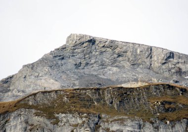 Rocky alp zirvesi Piz Fluaz (2814 m) Panixersee gölünün üzerinde ve Glarus Alpleri dağ kütlesi, Pigniu-Panix - Kanton of Grisons, İsviçre (Kanton Graubuenden, Schweiz)