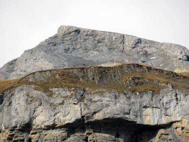 Rocky alp zirvesi Piz Fluaz (2814 m) Panixersee gölünün üzerinde ve Glarus Alpleri dağ kütlesi, Pigniu-Panix - Kanton of Grisons, İsviçre (Kanton Graubuenden, Schweiz)